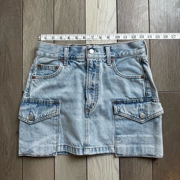 Aritzia Denim Forum Mid-Rise Cargo Skirt | Size: 23 | Excellent Condition - Picture 3 of 7